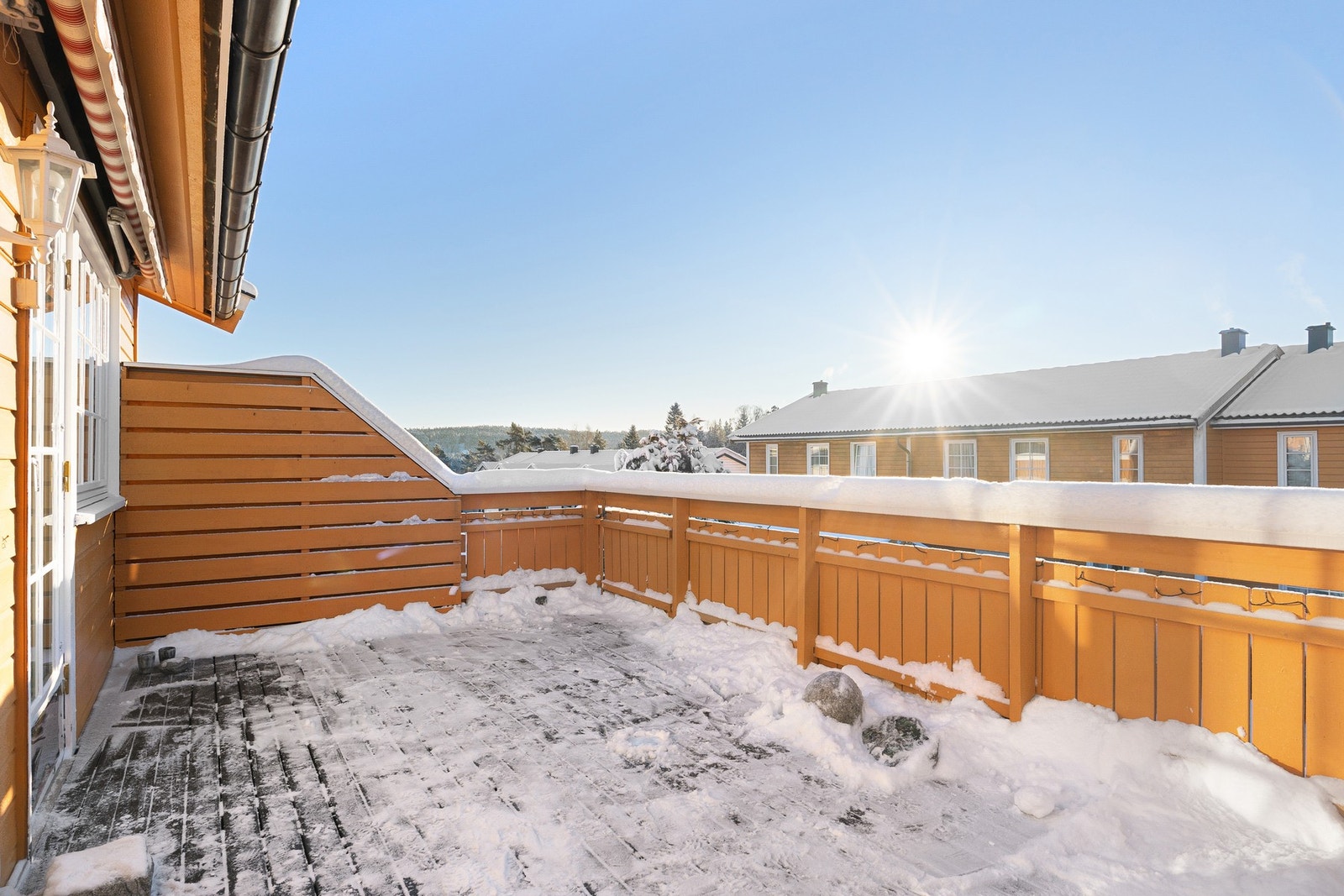 Direkte utgang fra stuen til en romslig og solrik balkong på 17 m². Galleribilde