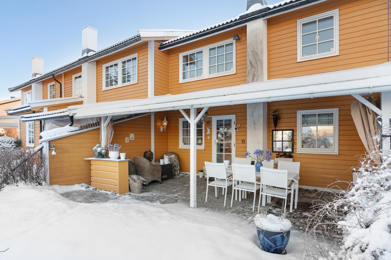 Direkte utgang fra første etasje til to solrike plattinger på totalt 30 m² og privat hage. Galleribilde