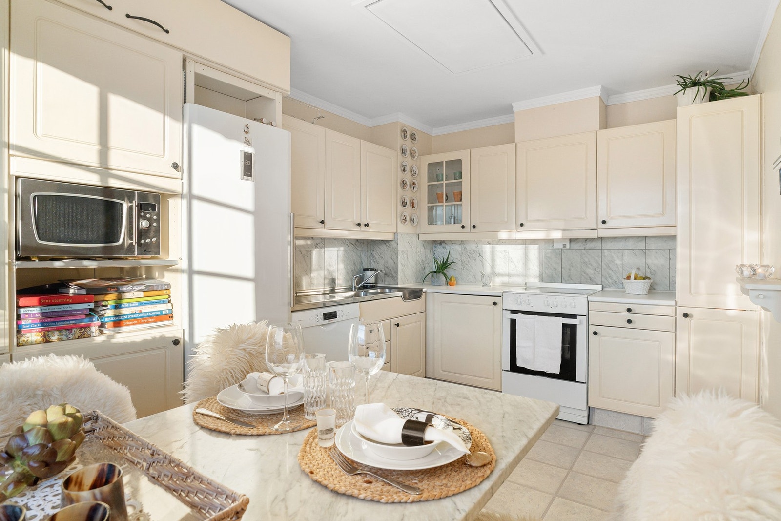 Det er rikelig med skap- og benkeplass på kjøkkenet. Galleribilde