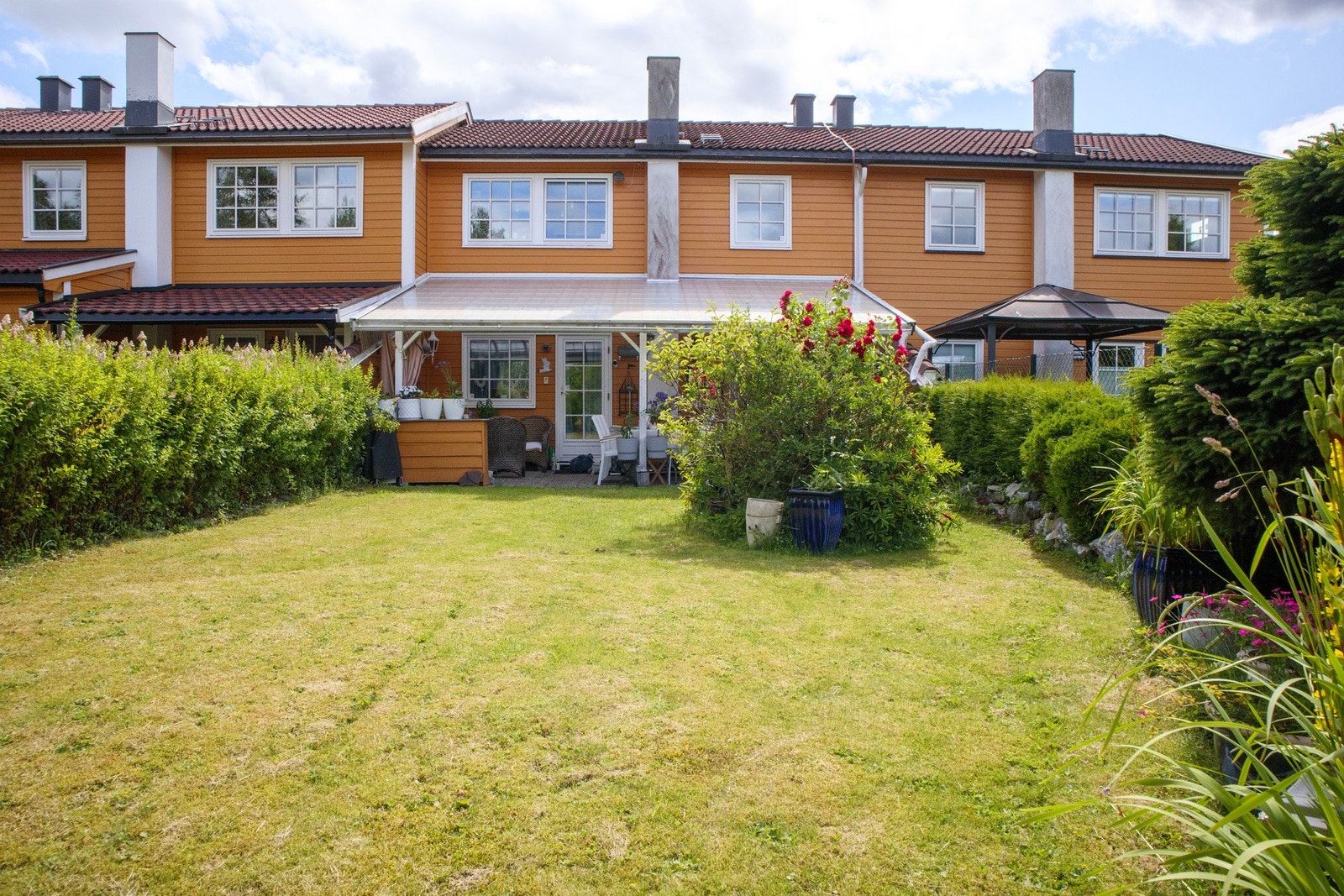 Her vises utebilder tatt av eier sommeren 2025. Galleribilde