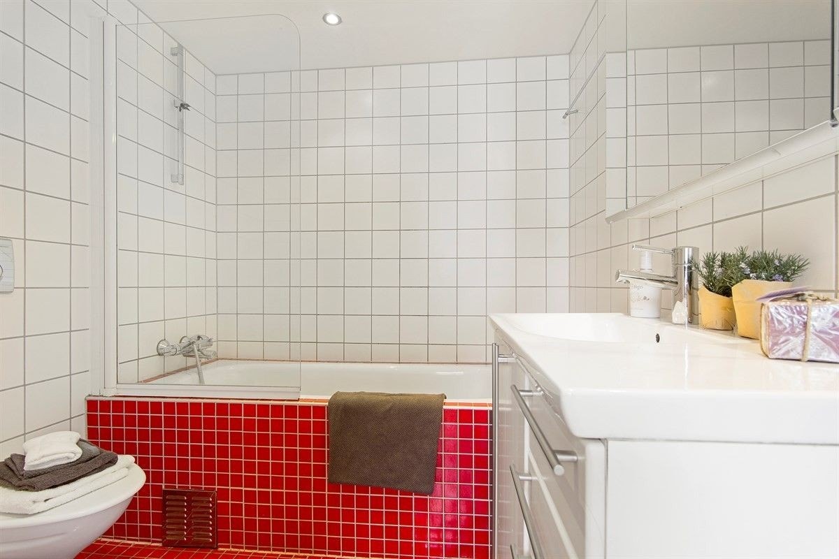 Bad med varmekabler og badekar. Opplegg for vaskemaskin. Galleribilde