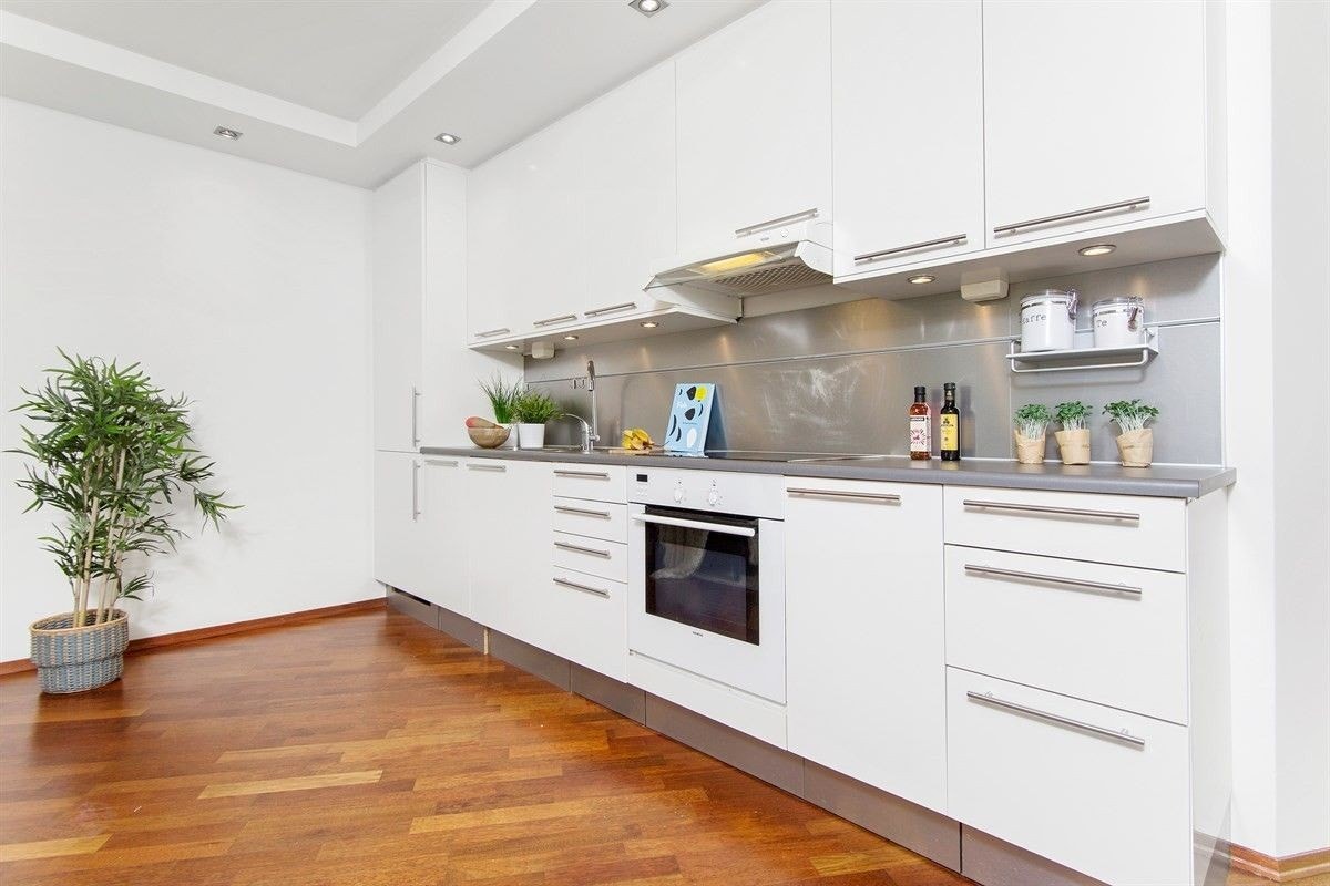 HTH kjøkken med kombiskap, oppvaskmaskin og komfyr. Galleribilde