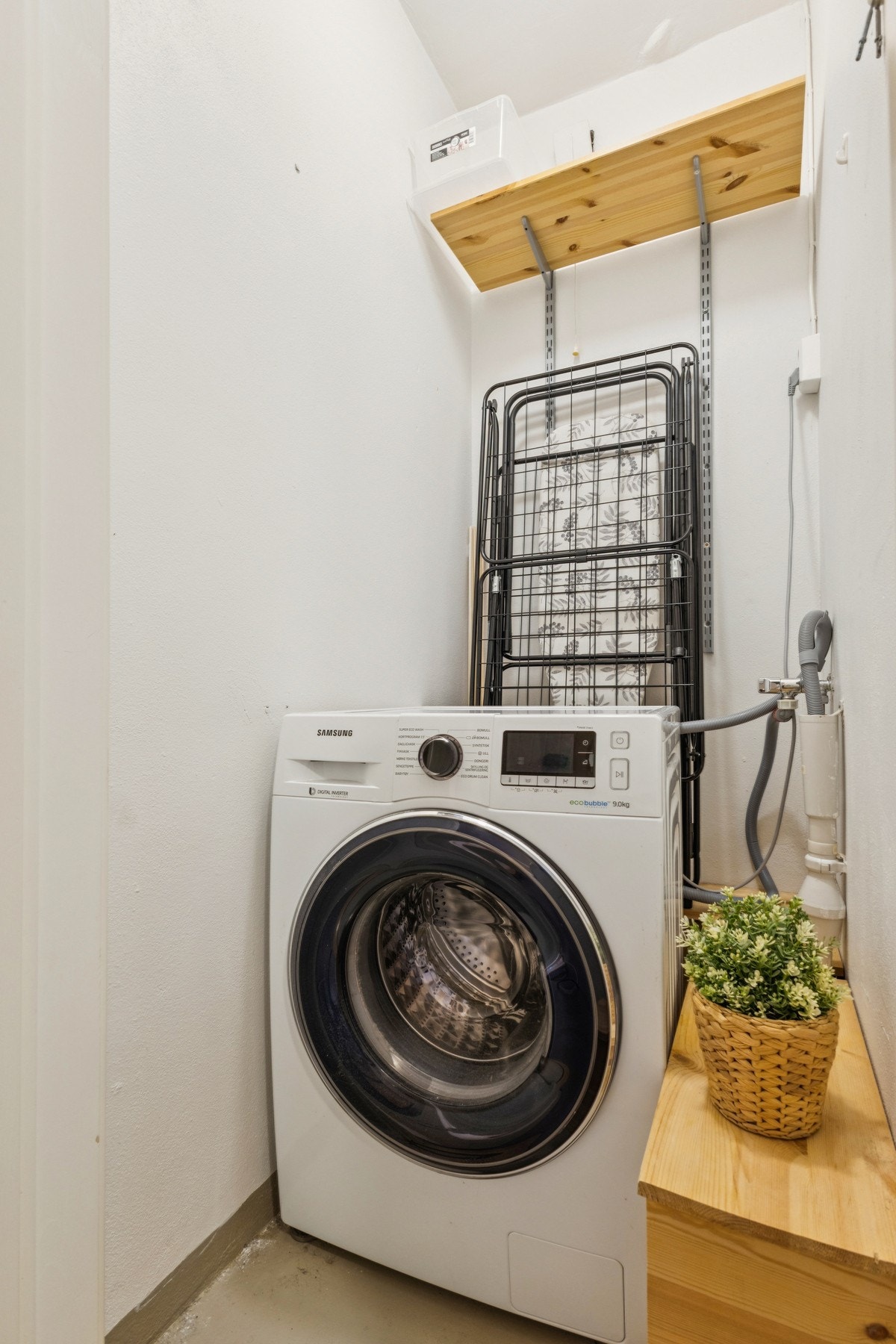 Vaskerommet. Her var det tidligere et toalettrom. Borettslaget har også fellesvaskeri i kjeller om man ønsker å gjøre om igjen. Galleribilde