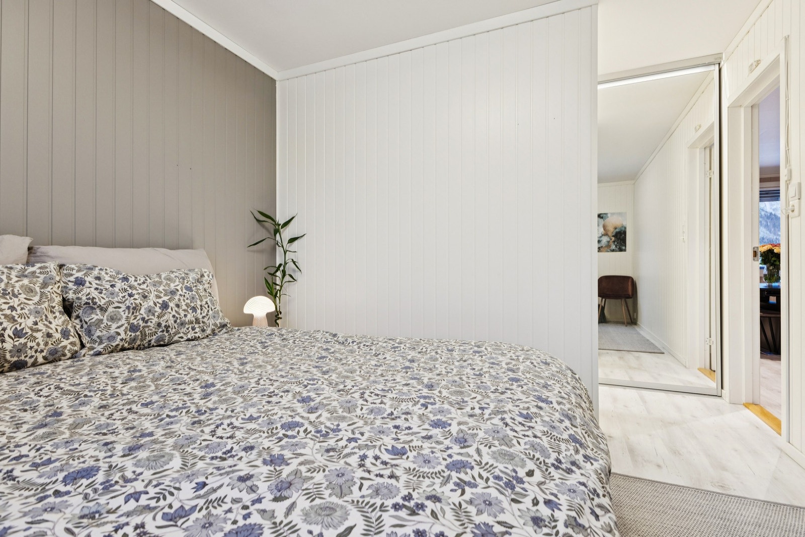 Vegg-i-vegg har du en romslig skyvedørsgarderobe. Galleribilde