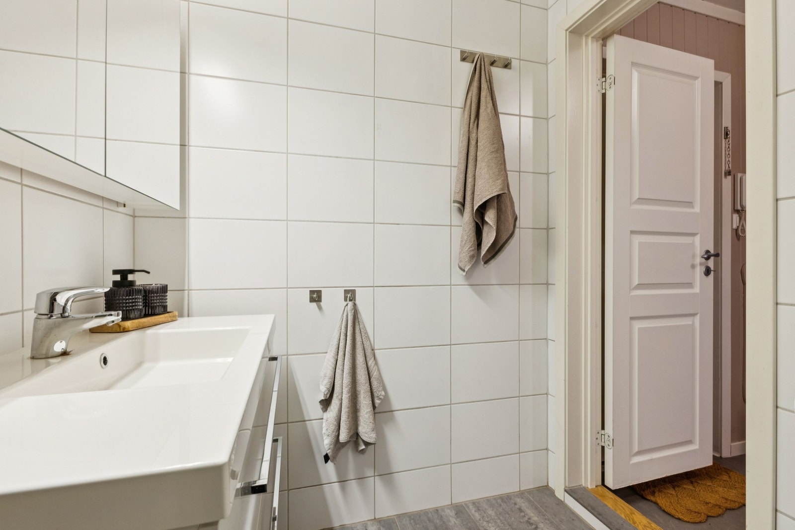 Gulv og vegger er helfliset. Mekanisk ventilasjon og litt tilluft under dør. Galleribilde