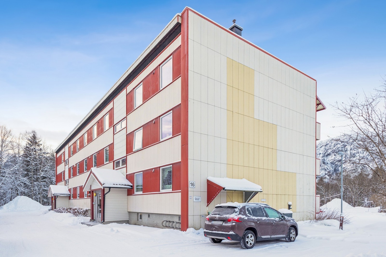 I tillegg til den leide carporten har borettslaget flere oppstillingsplasser på egen tomt. Galleribilde
