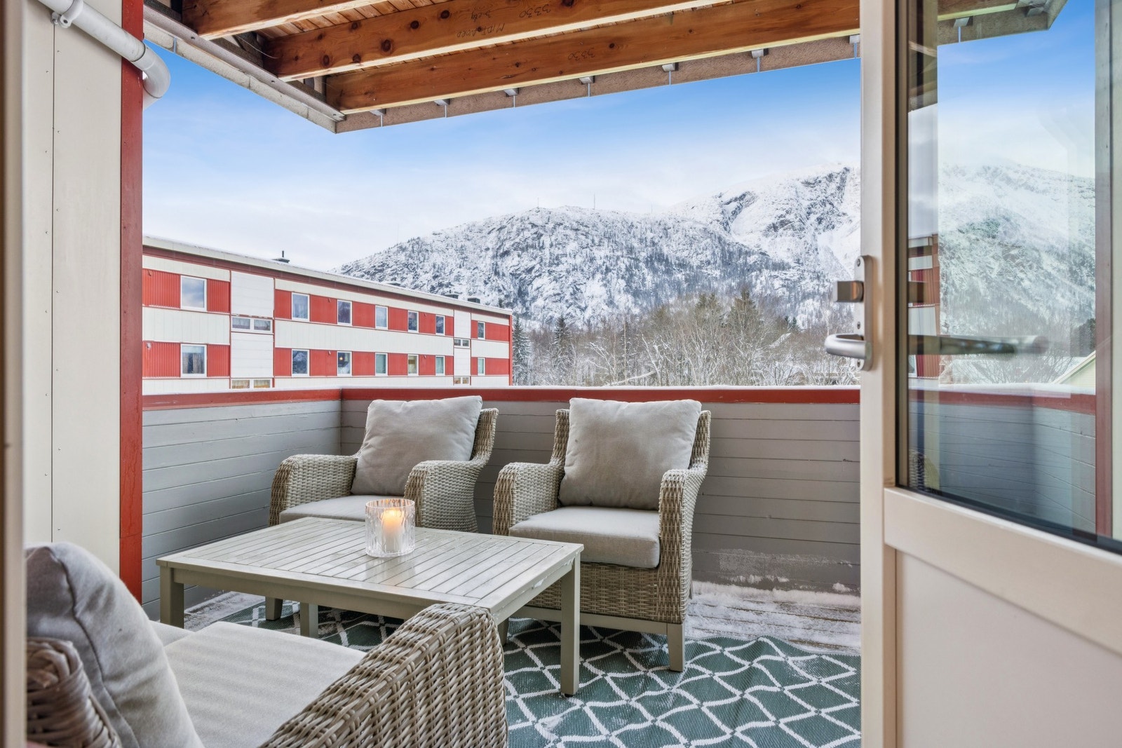 Balkongen utgjør ca. 8 m² og er takoverbygg, vendt mot vest. Galleribilde