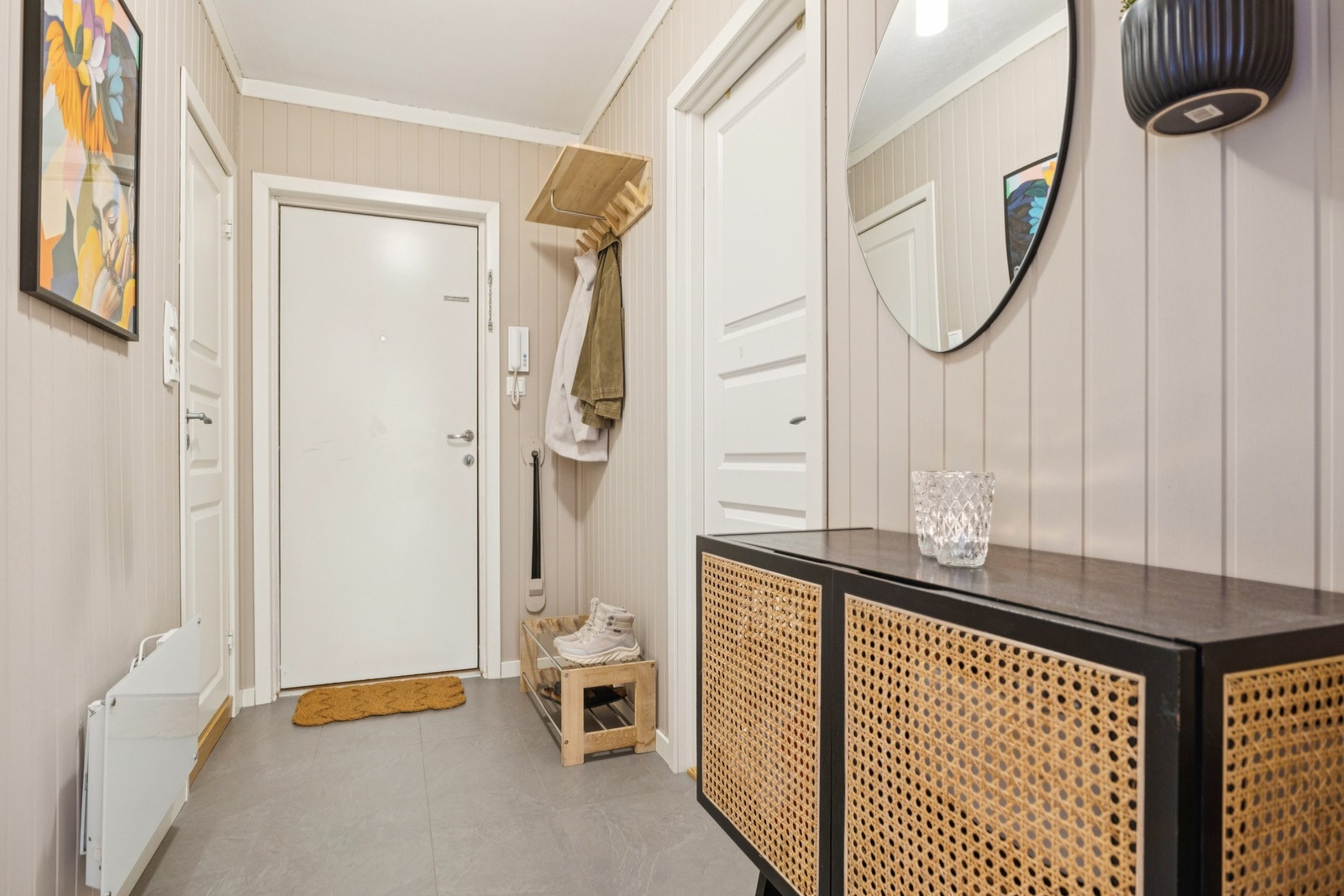 Entréen med soverom første dør høyre og bad dør venstre. Galleribilde