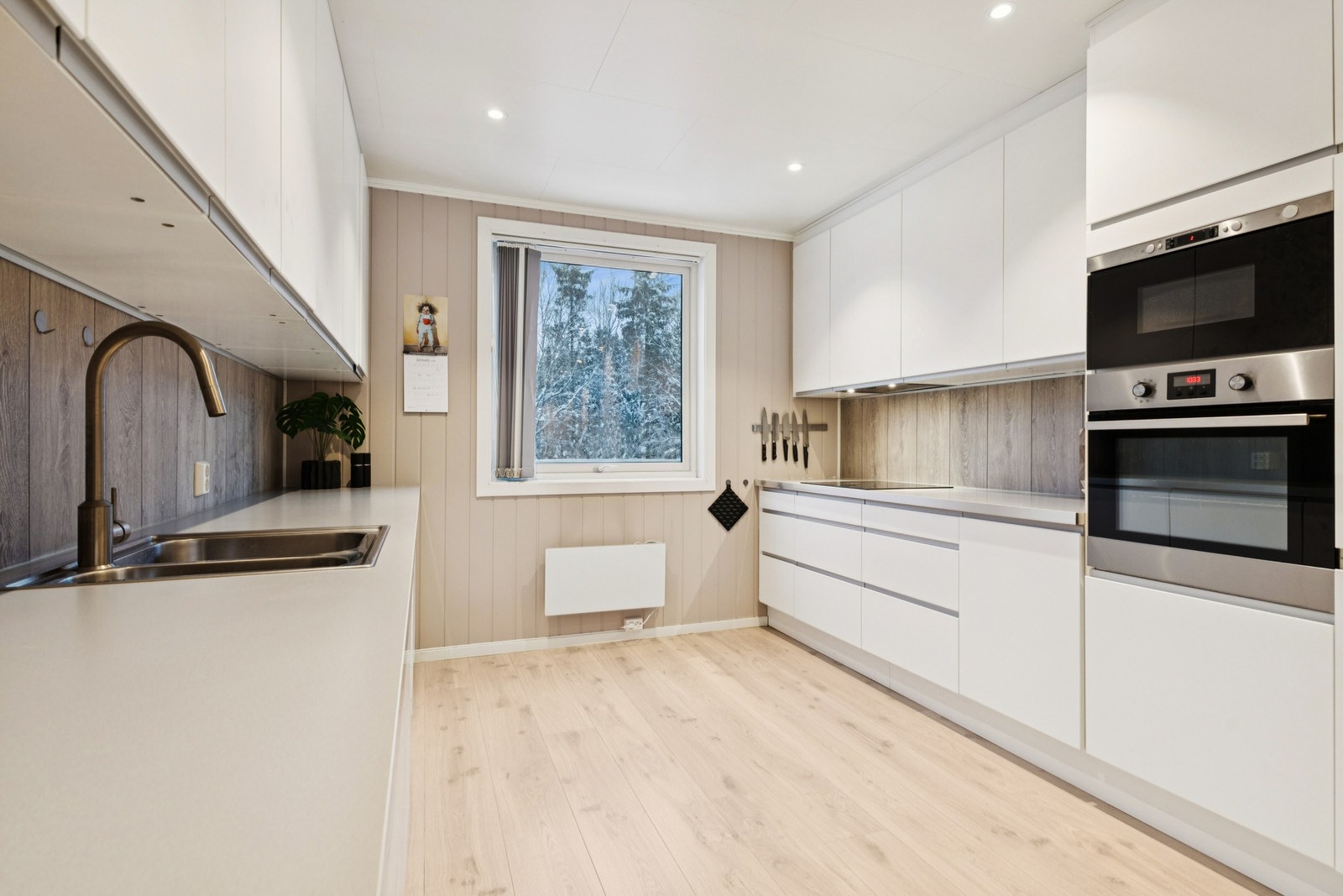 Her får du med på kjøpet integrert kjøl- opg fryseskap, mikro, stekeovn og induksjonstopp. Galleribilde