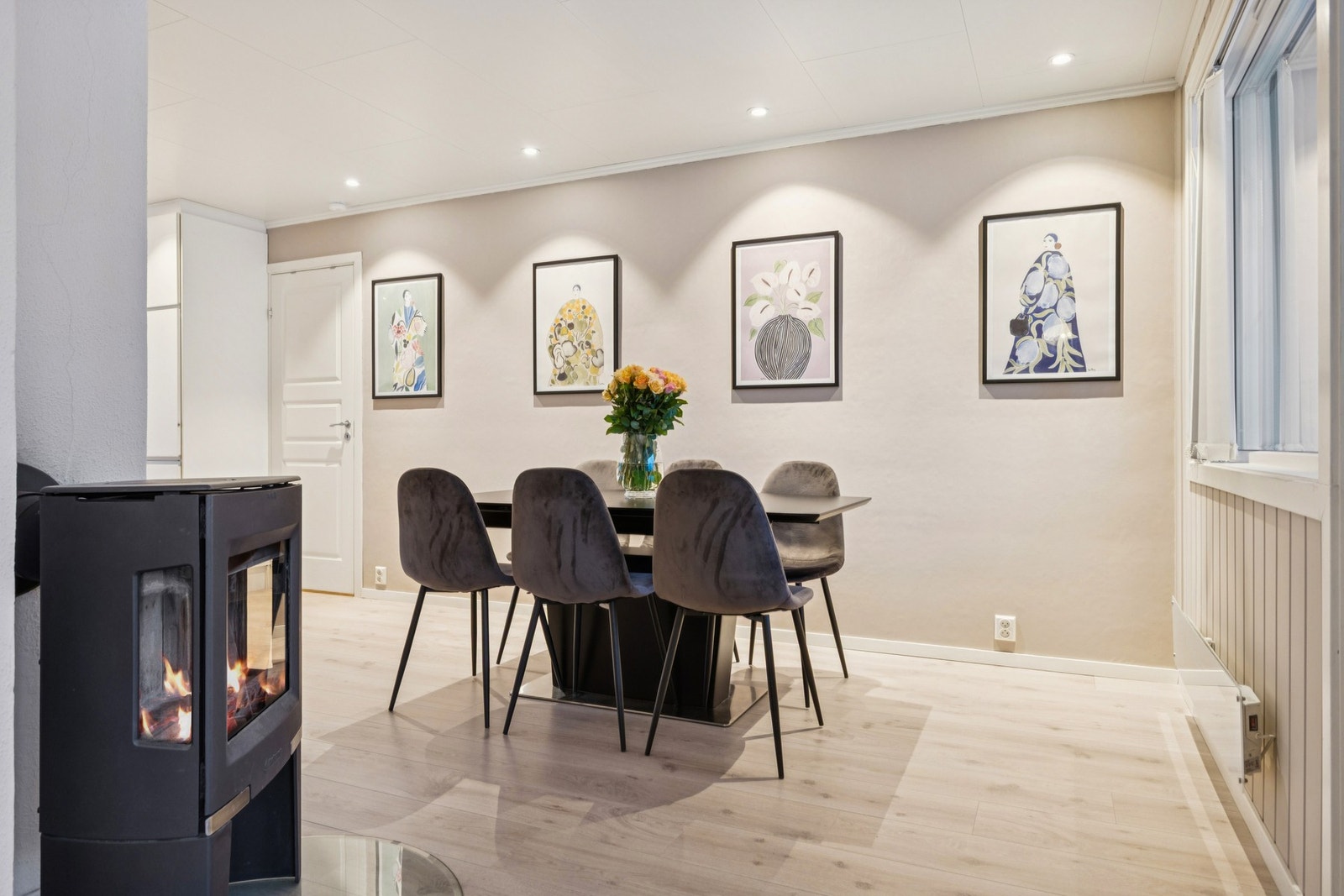 Leiligheten varmes opp med panelovner, og varmekabler på bad og vedovn. Galleribilde