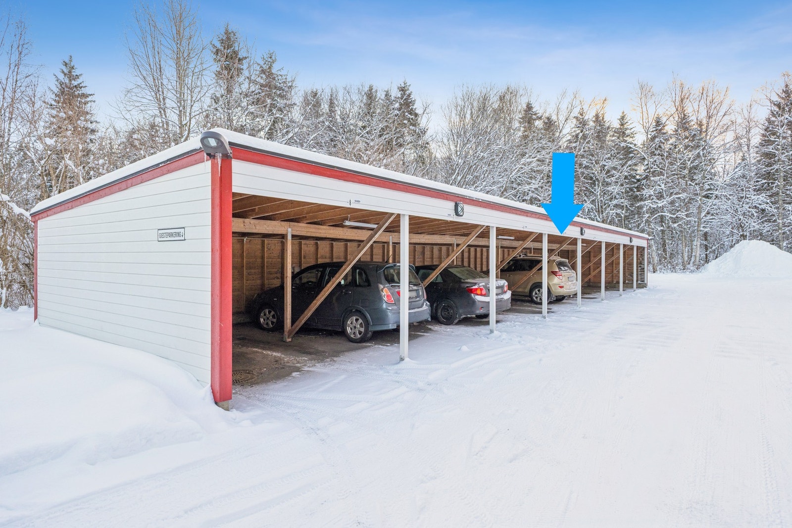 Leiligheten disponerer i dag carport nr. 5. Leie er ink. i oppgitte felleskostnader. Galleribilde