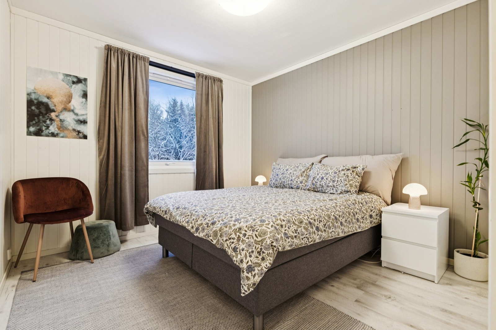 Hovedsoverommet, vendt mot øst. Mao. får du morgensolen inn på rett side :) Galleribilde