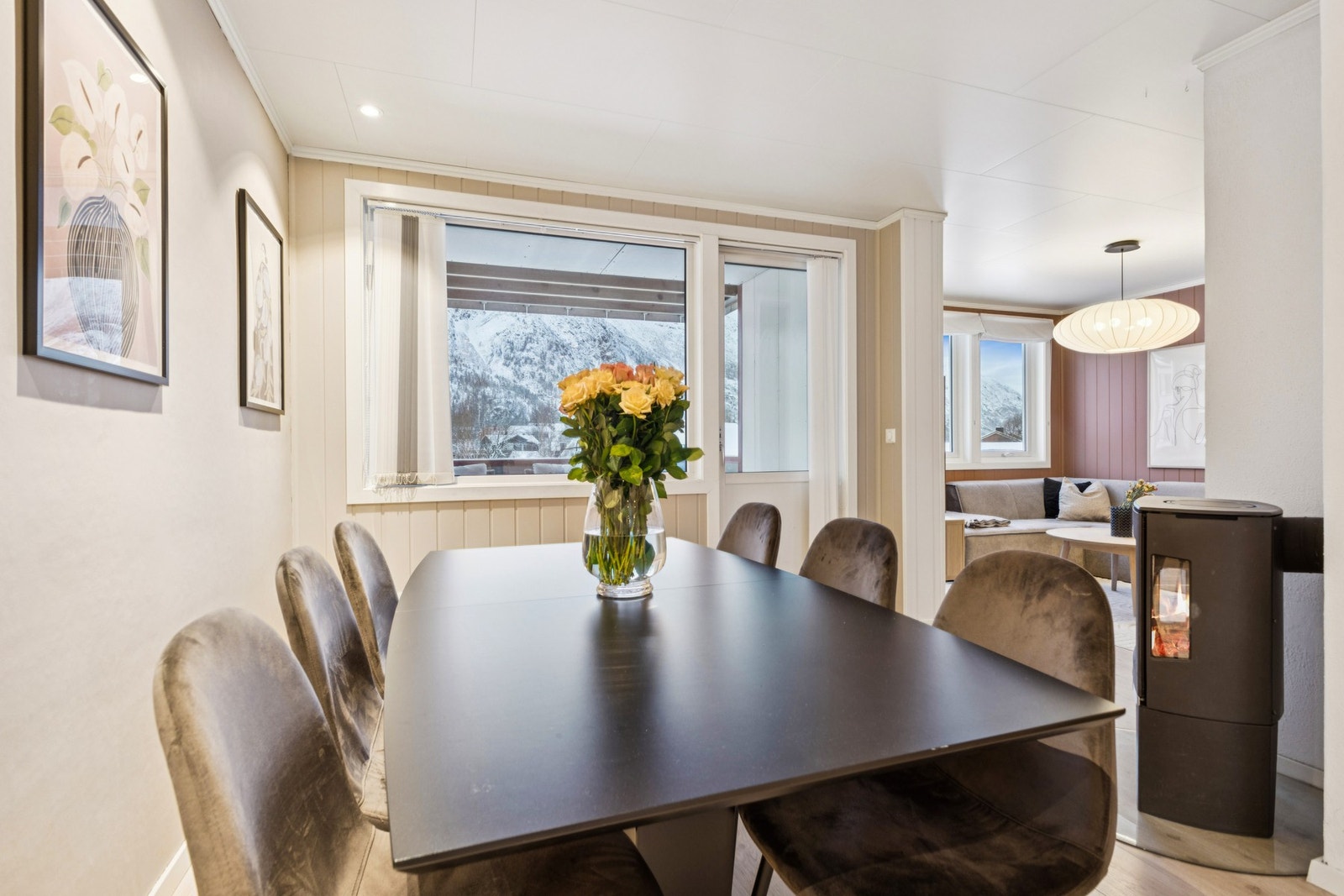 På spisestuen er det downlights med LED, og på stuen er det taklampe. Alle overflatene er overhalet de siste 10 år. Galleribilde