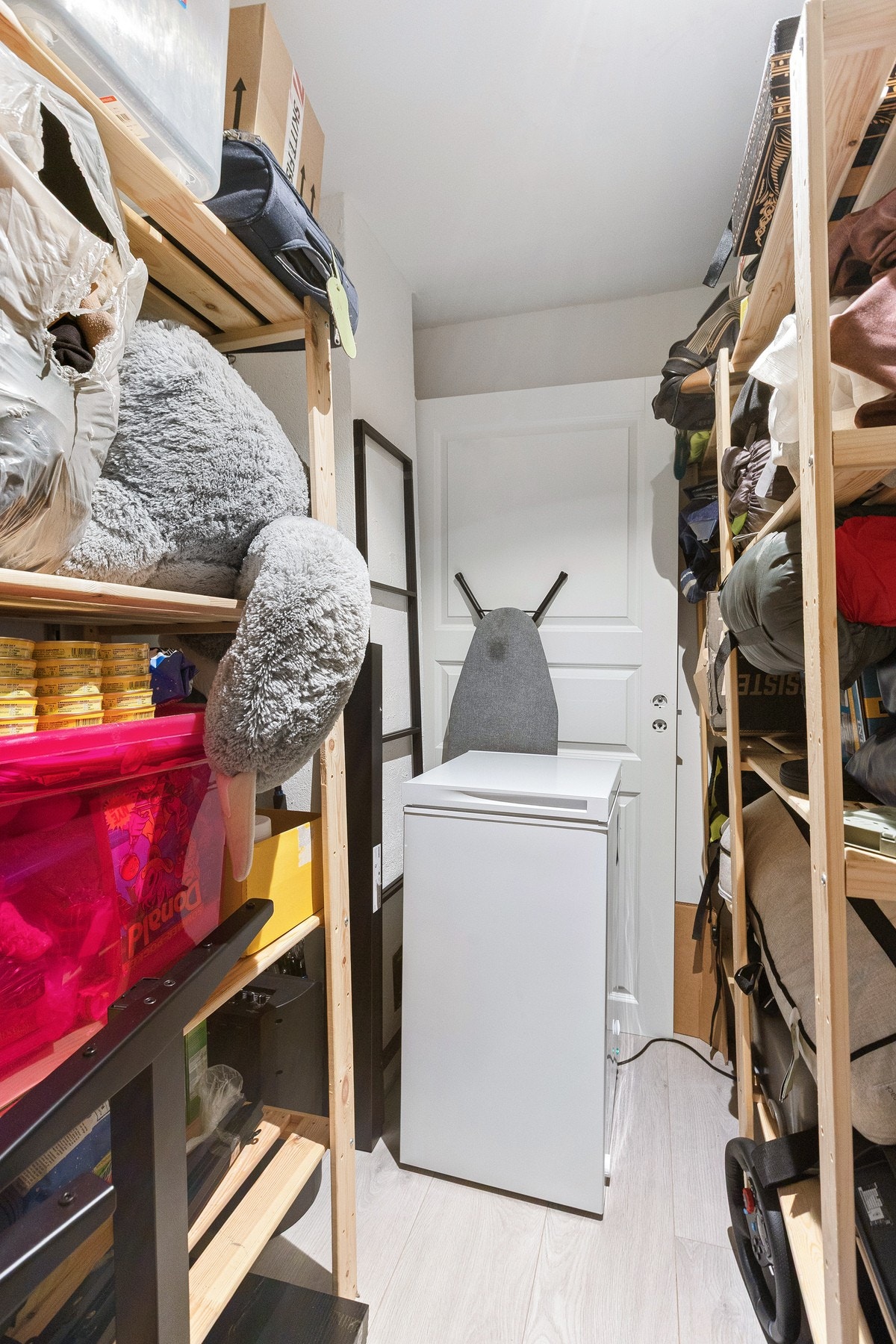 Innvendig bod ved disponibelt rom (TV stue) Galleribilde