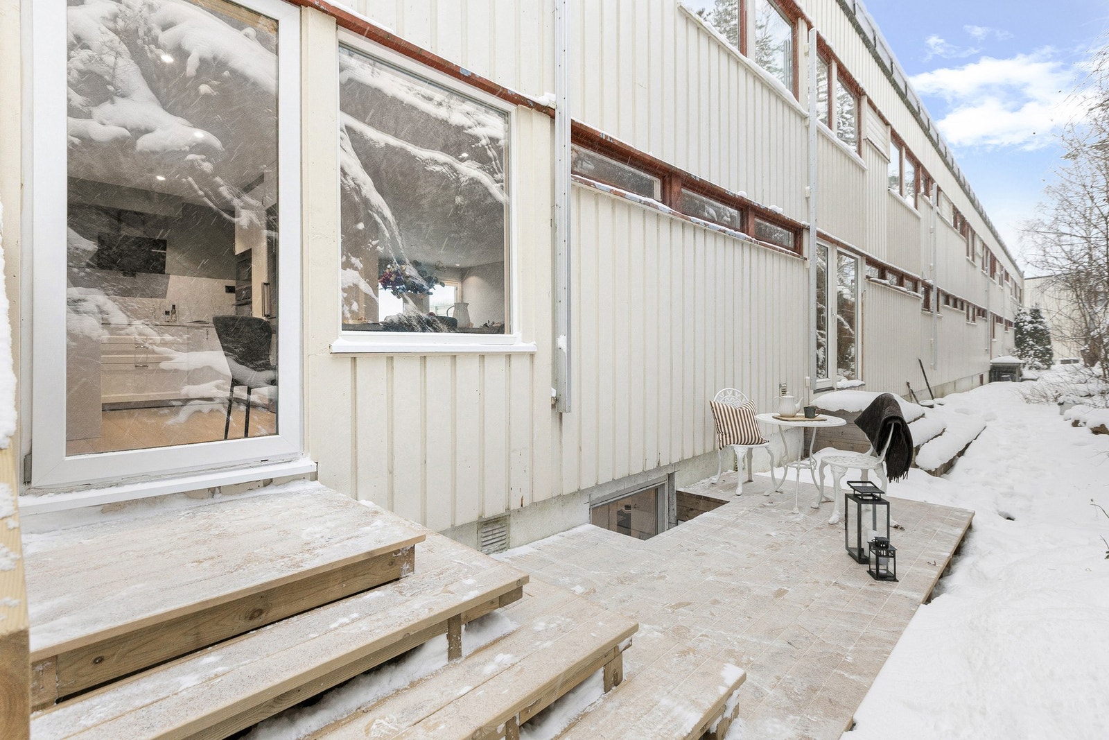 Trapp ned til plen og terrasse Galleribilde