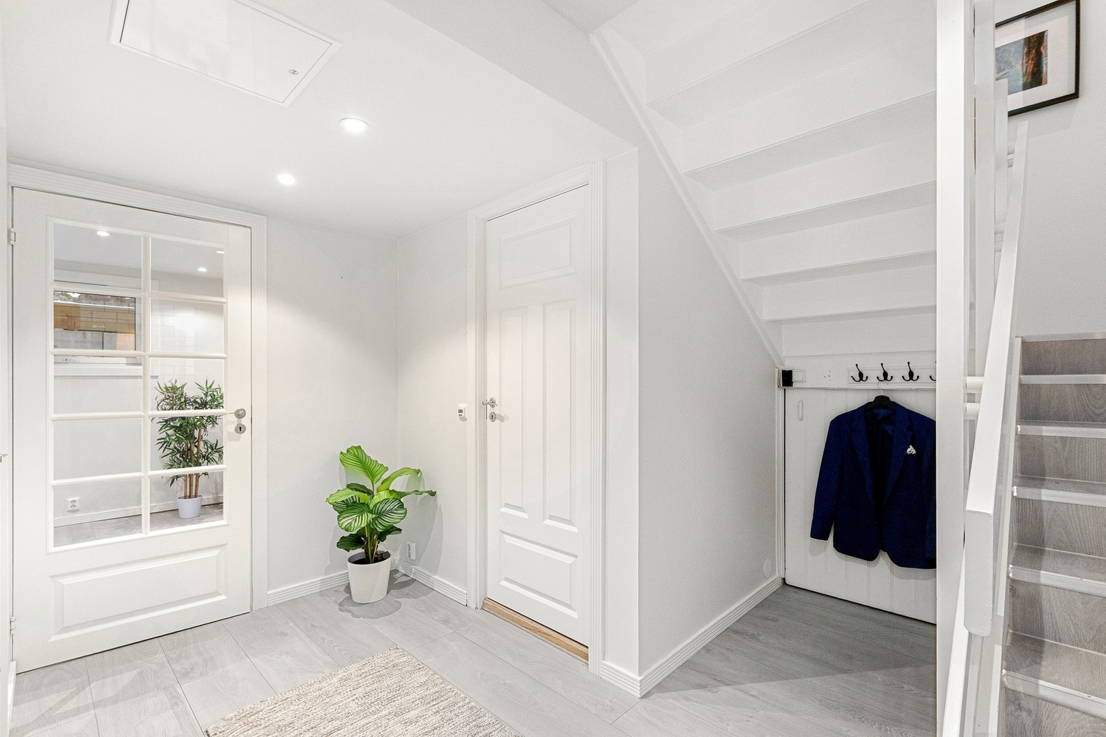 Entré med varmekabler i gulv. Gode avhengsmuligheter Galleribilde