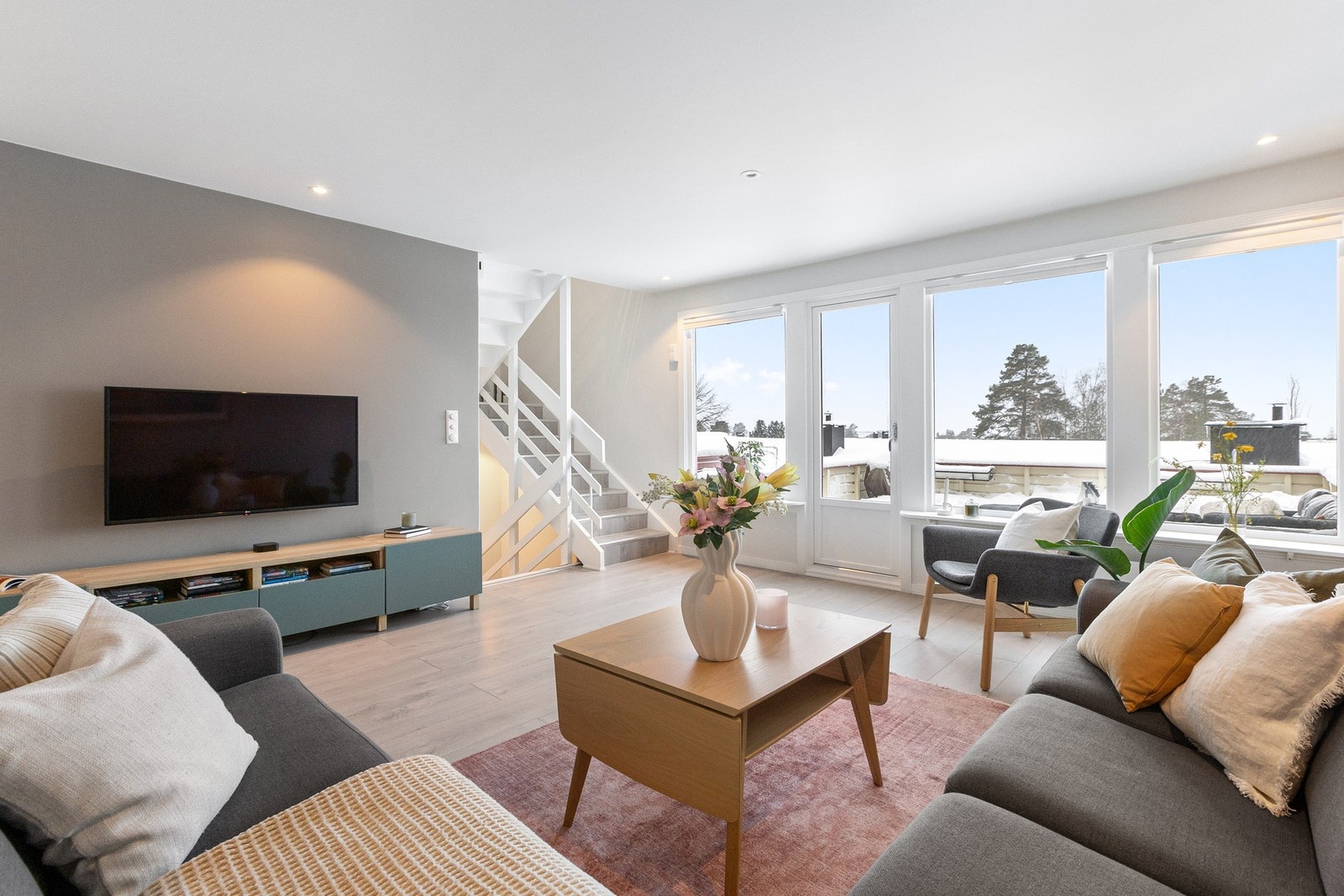 Lys og luftig stue med innbydende peis Galleribilde