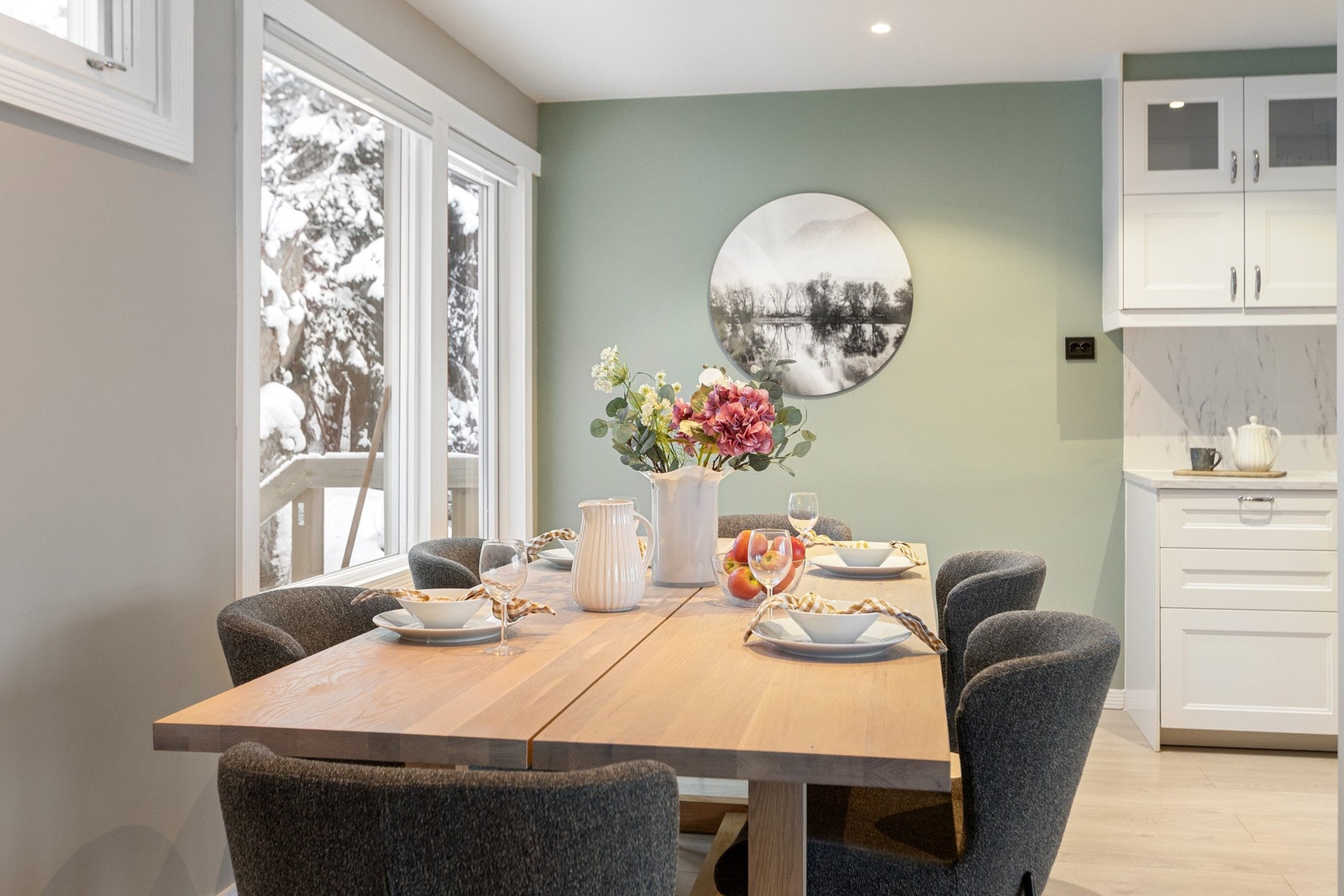 Spisestuen med god interaksjon til kjøkkenet Galleribilde