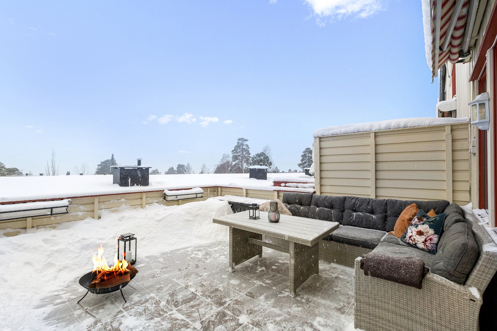 Vestvendt terrasse på ca. 21m² med flott utsikt og gode solforhold Galleribilde