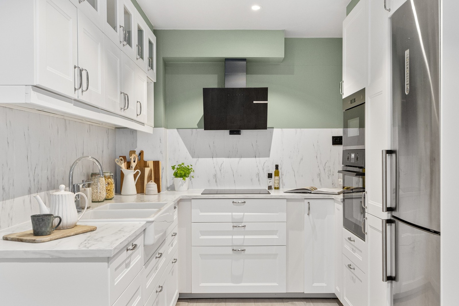 Innbydende kjøkken som fikk nye kjøkkenfronter vinteren 2025 Galleribilde