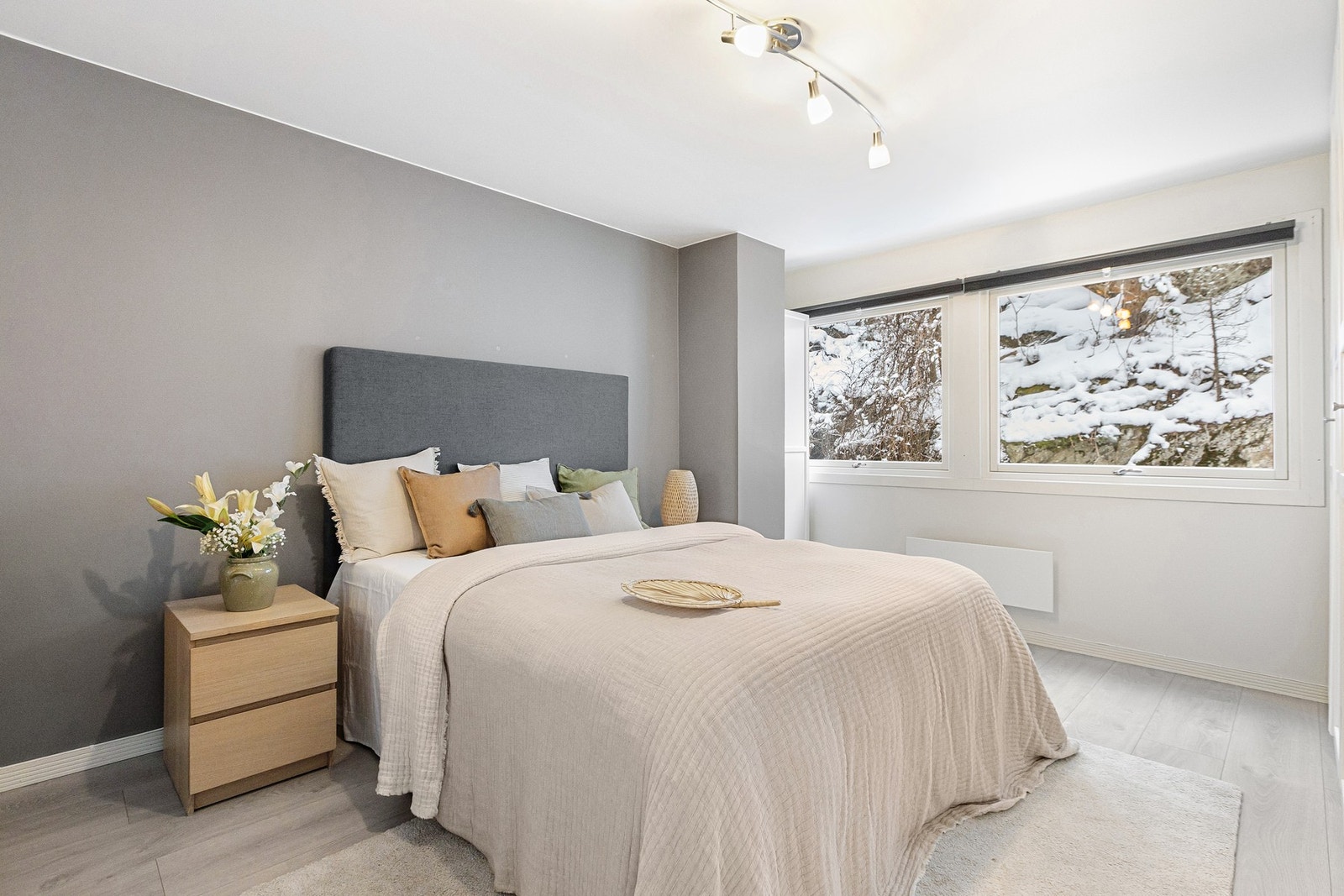 Hovedsoverom med god plass til dobbeltseng Galleribilde