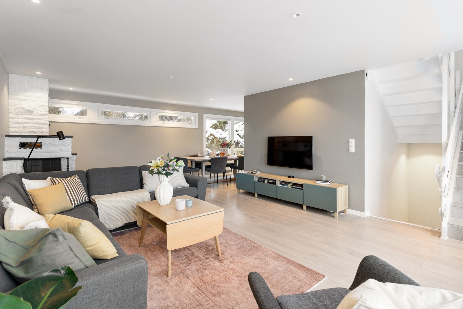 Nymalt stue i innbydende farger. Grunnpakke internett inklusiv i felleskostnadene Galleribilde