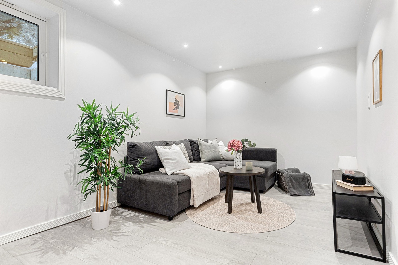 Disponibelt rom som er innredet som kjellerstue. Varme i gulv. Galleribilde