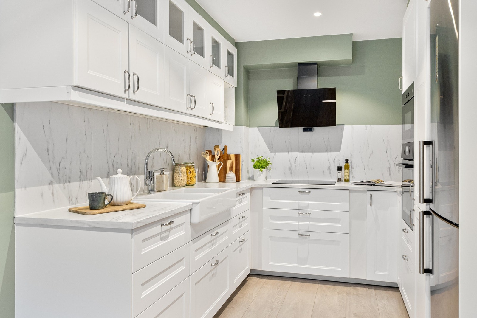 Integrert stekeovn, koketopp, mikroovn og oppvaskmaskin Galleribilde