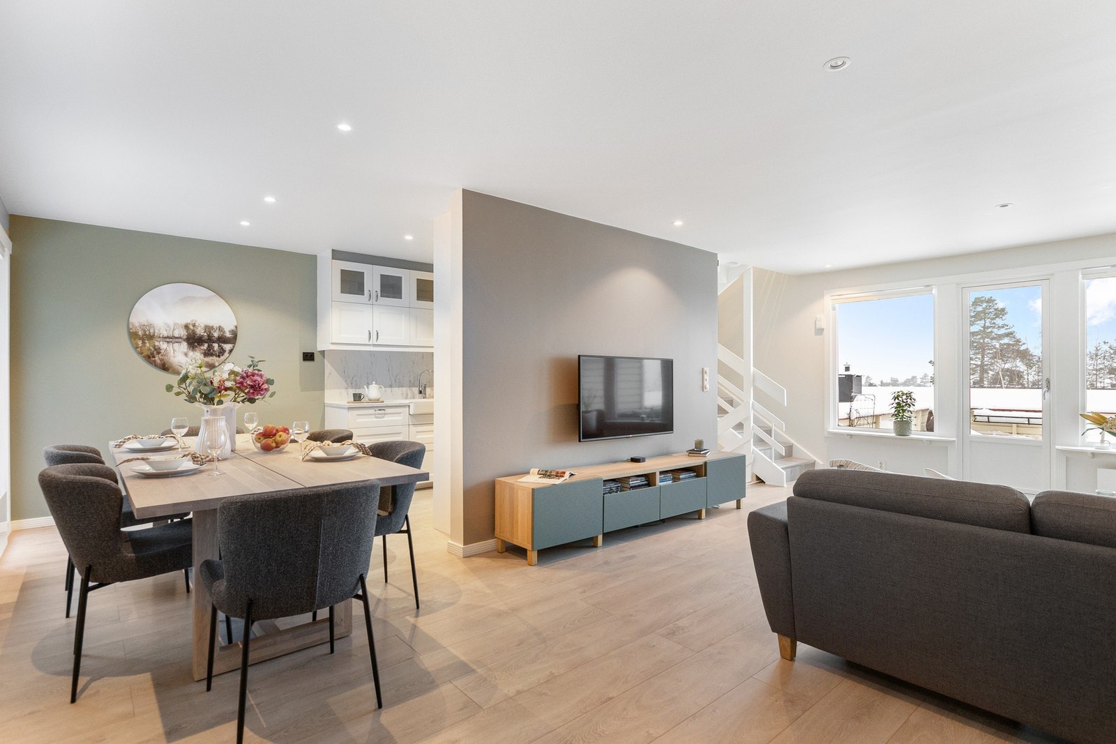 Stue og spisestue. Stuen ble pusset opp i 2019 med nye gulv, malte vegger og ny himling med downligts Galleribilde