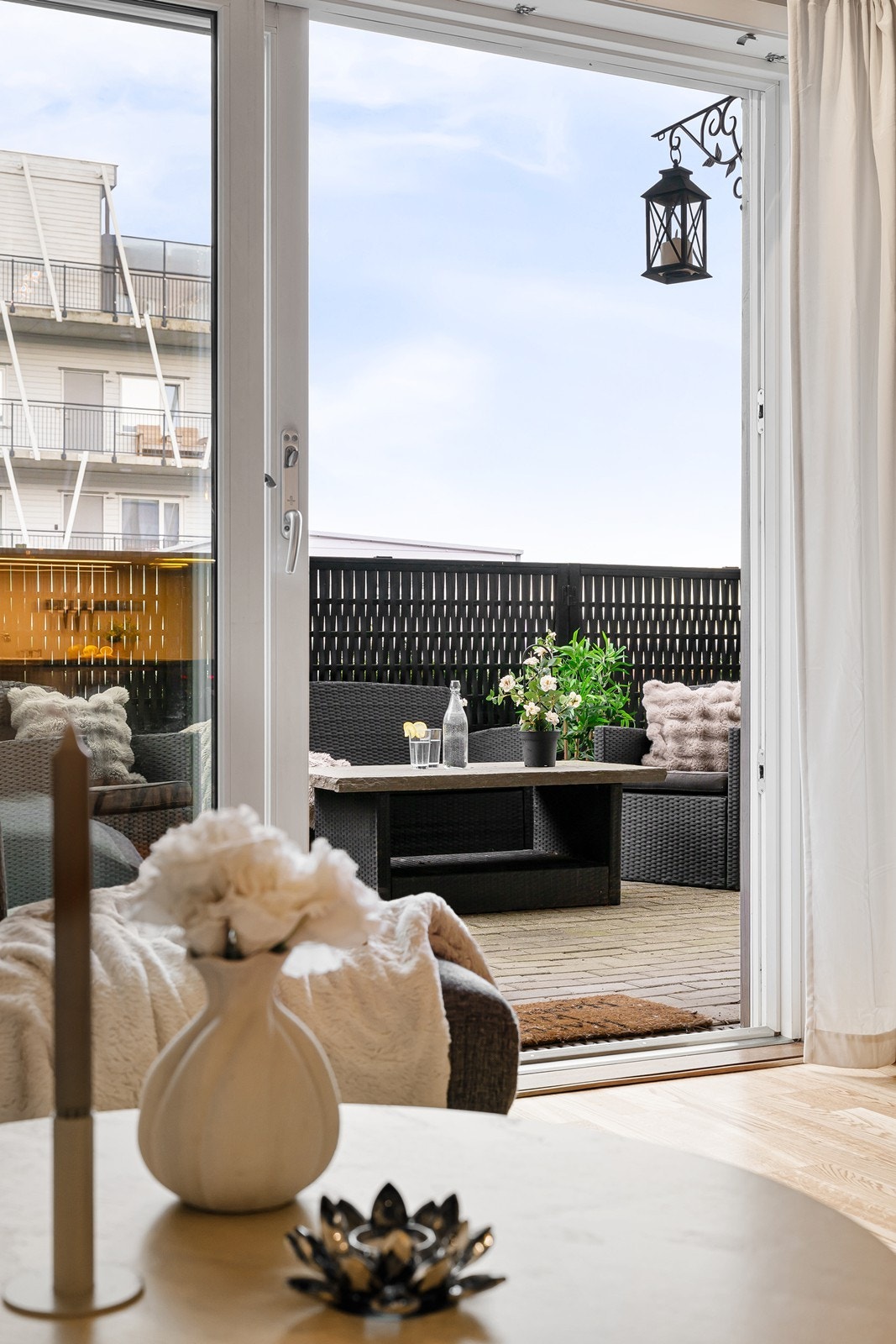 Terrassen gir en fin forlengelse av oppholdsrommet og gode muligheter for både avslapning og sosiale sammenkomster. Galleribilde