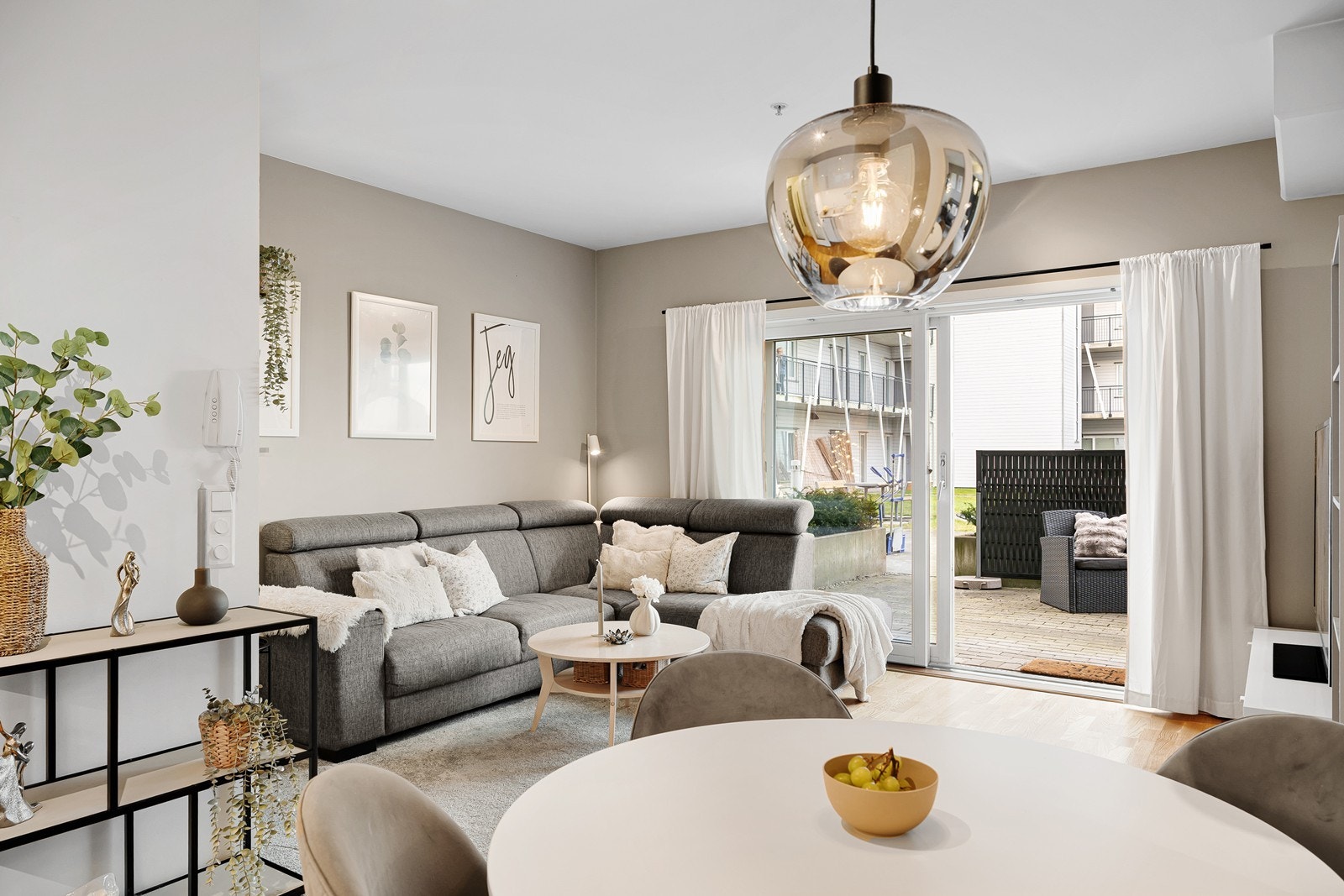 Fra stuen er det direkte utgang til terrasse. Galleribilde