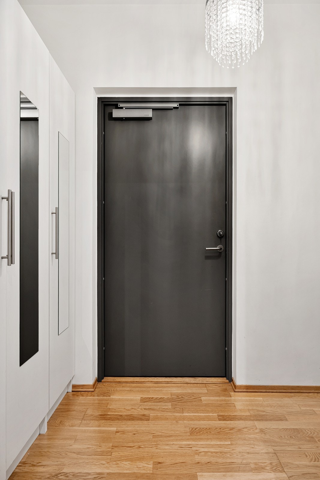 Romslig entré Galleribilde