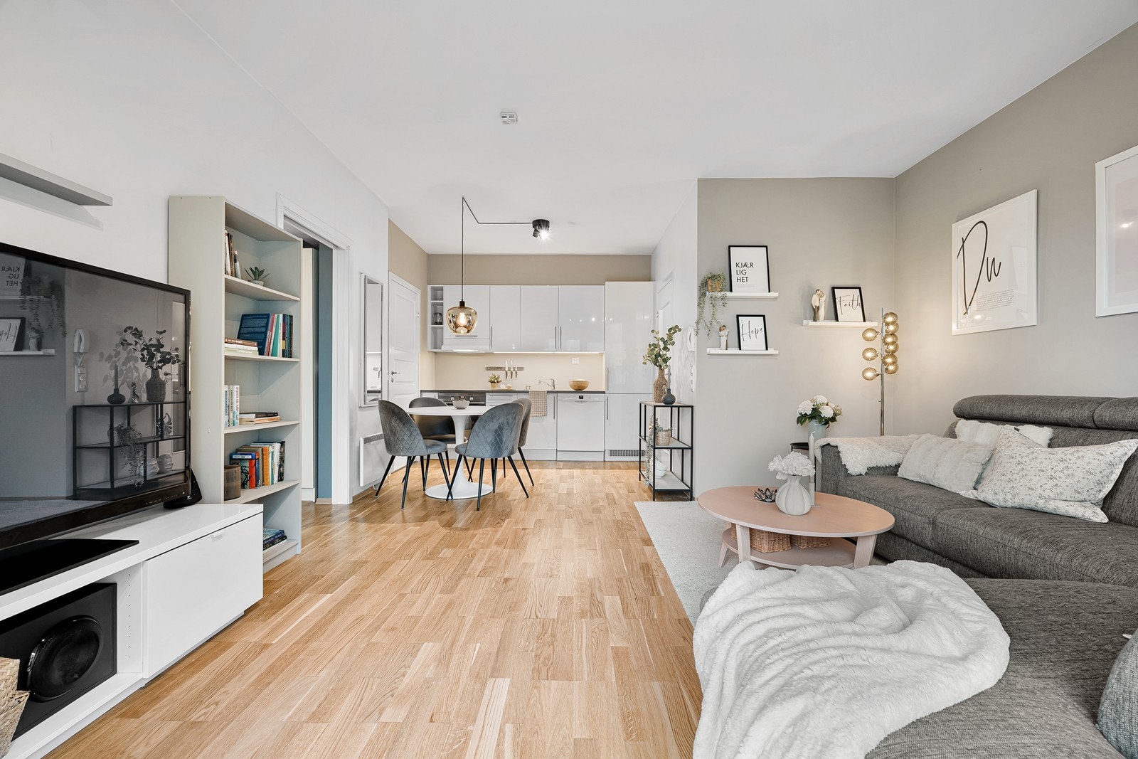 Rommet har god plass til både sofagruppe og spisebord. Galleribilde