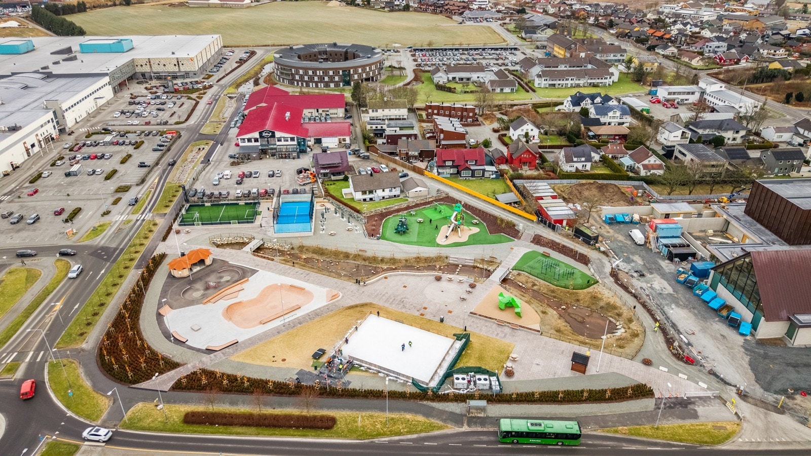 Plogenparken - I den flotte Plogenparken finnes muligheter for både aktivitet og avslapning. Her kan du trene, leke og klatre - eller rett og slett nyte livet ute i det fri. Galleribilde