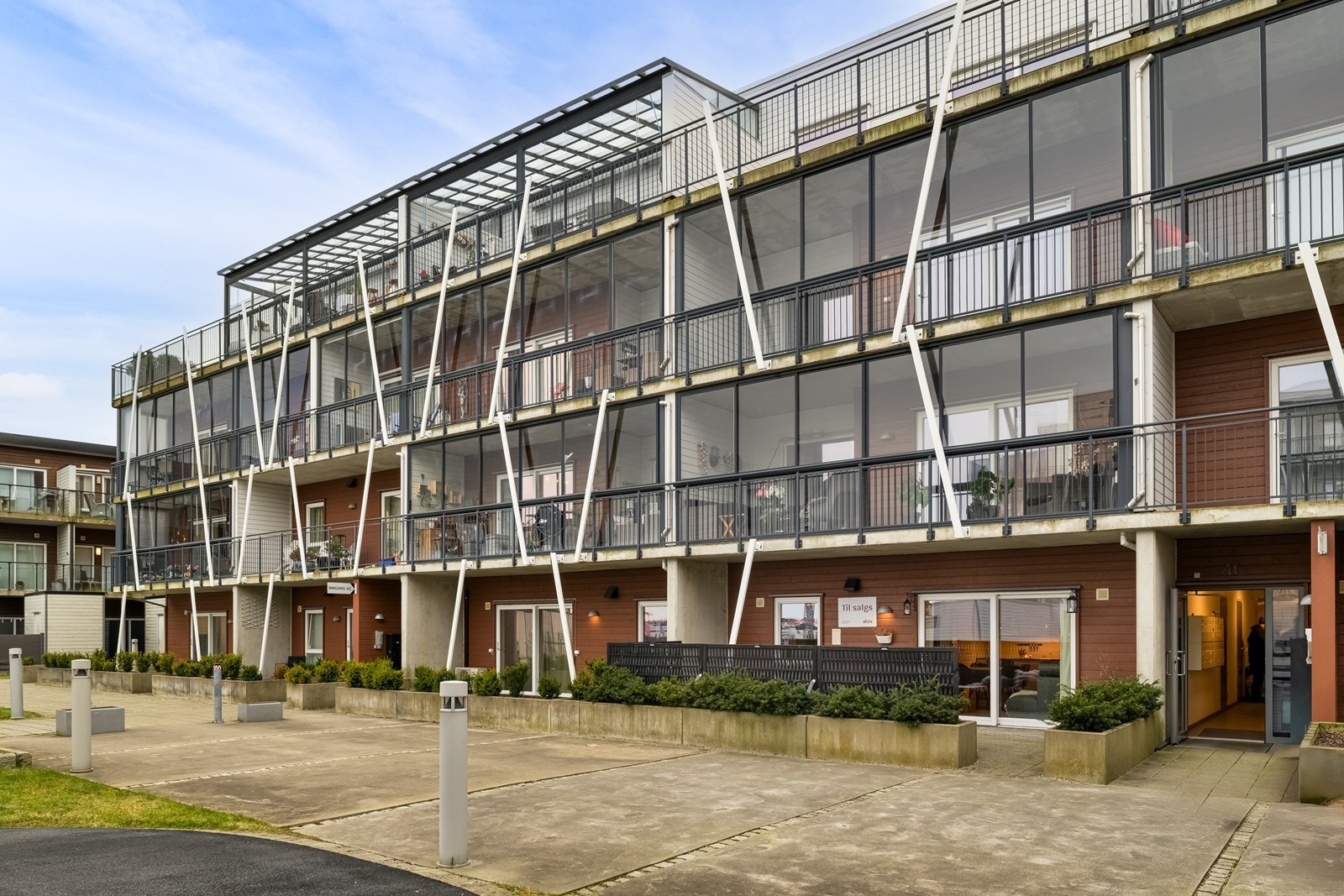 Leiligheten ligger fint til på bakkeplan med enkel adkomst. Galleribilde