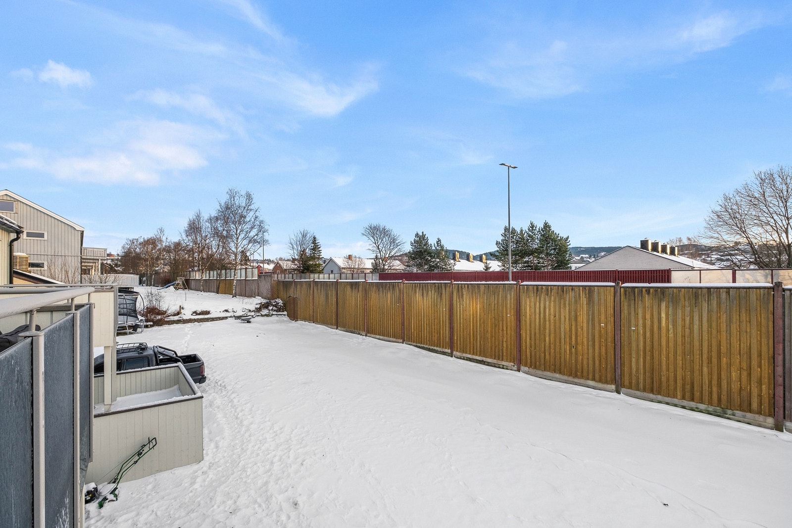 Aksjelaget har en stor felles hagetomt som kan benyttes av beboerne Galleribilde