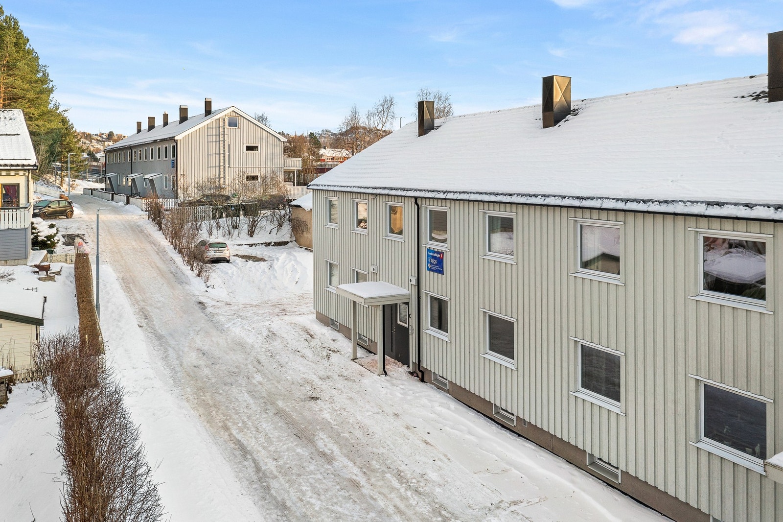 Aksjelaget har flere parkeringsplasser på siden her og andre siden av bygget Galleribilde