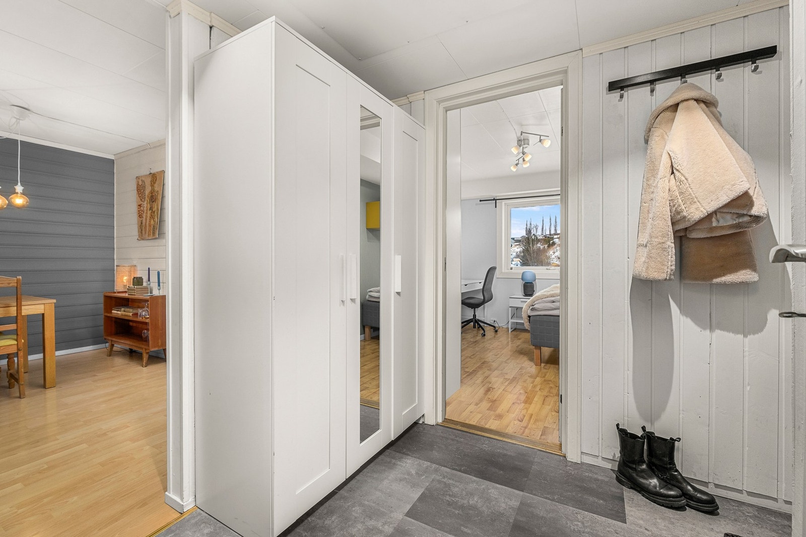 Rosmlig og innbydende entrè Med plass til å henge fra seg sko og yttertøy Galleribilde