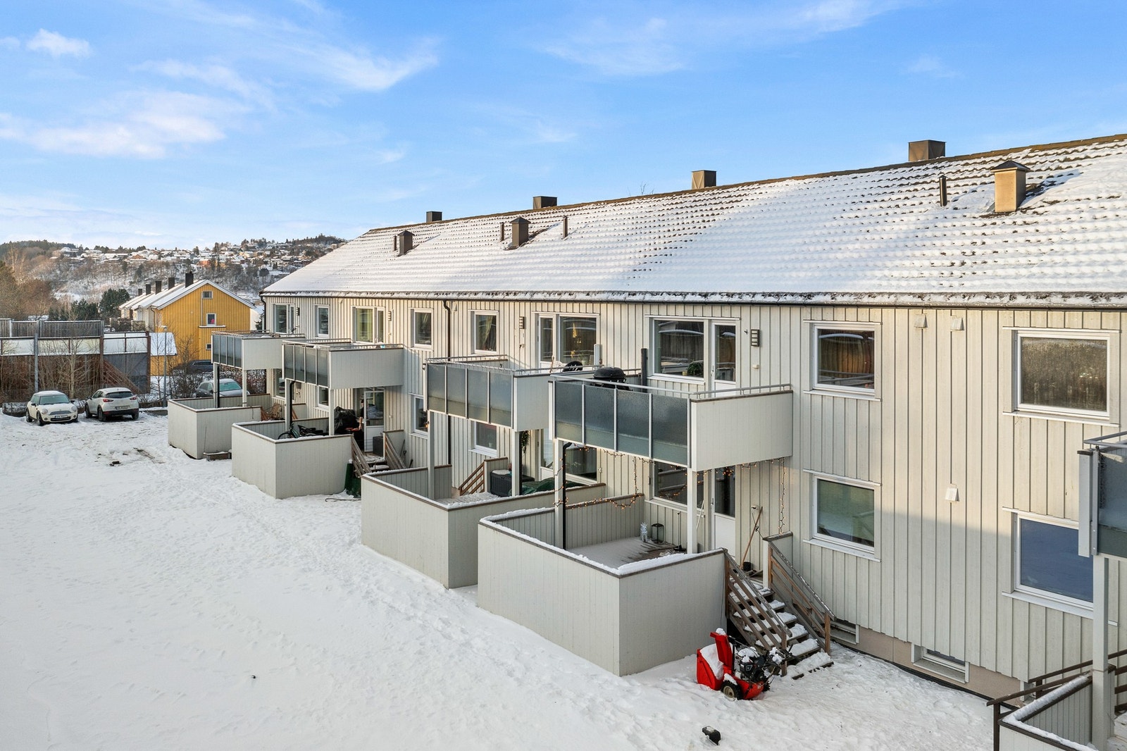 Aksjelaget gjennomførte en omfattende utbedring av fasader med etterisolering, vindusskift, ny kledning, drenering og ventilasjonsanlegg i 2018 og 2019 Galleribilde