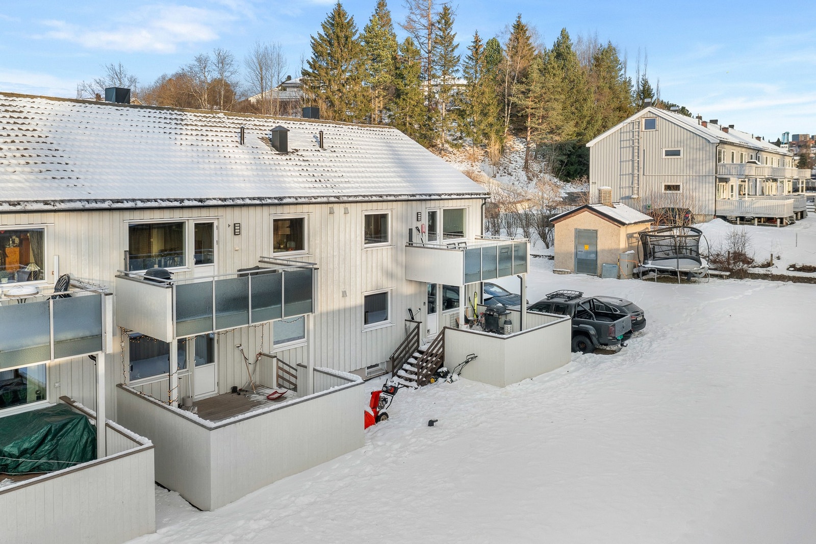 Aksjelaget gjennomførte en omfattende utbedring av fasader med etterisolering, vindusskift, ny kledning, drenering og ventilasjonsanlegg i 2018 og 2019 Galleribilde