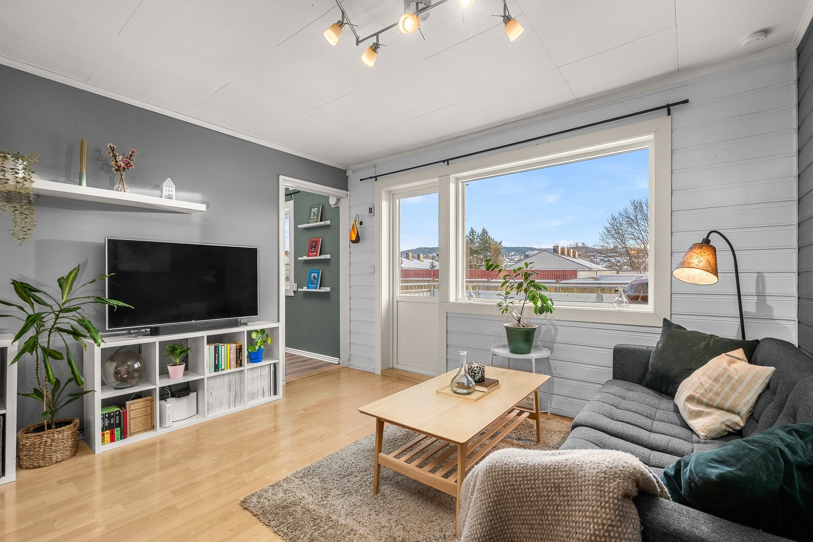 Store vindusflater som sikrer rikelig med naturlig lysinnslipp Galleribilde