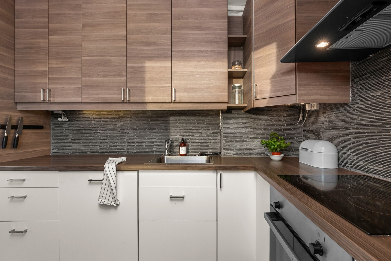 Her er det rikelig med skap- og benkeplass Galleribilde