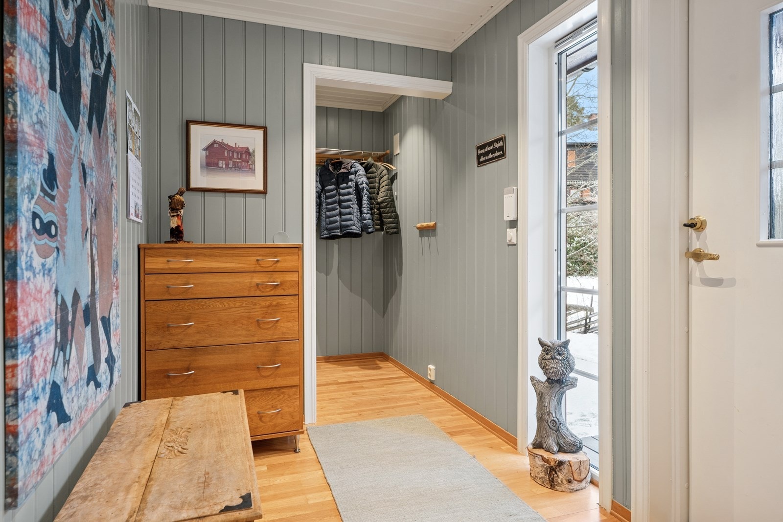 Her ønskes du velkommen inn i entré med god plass til å henge fra seg ytterklær i egen garderobe inn forbi. Galleribilde