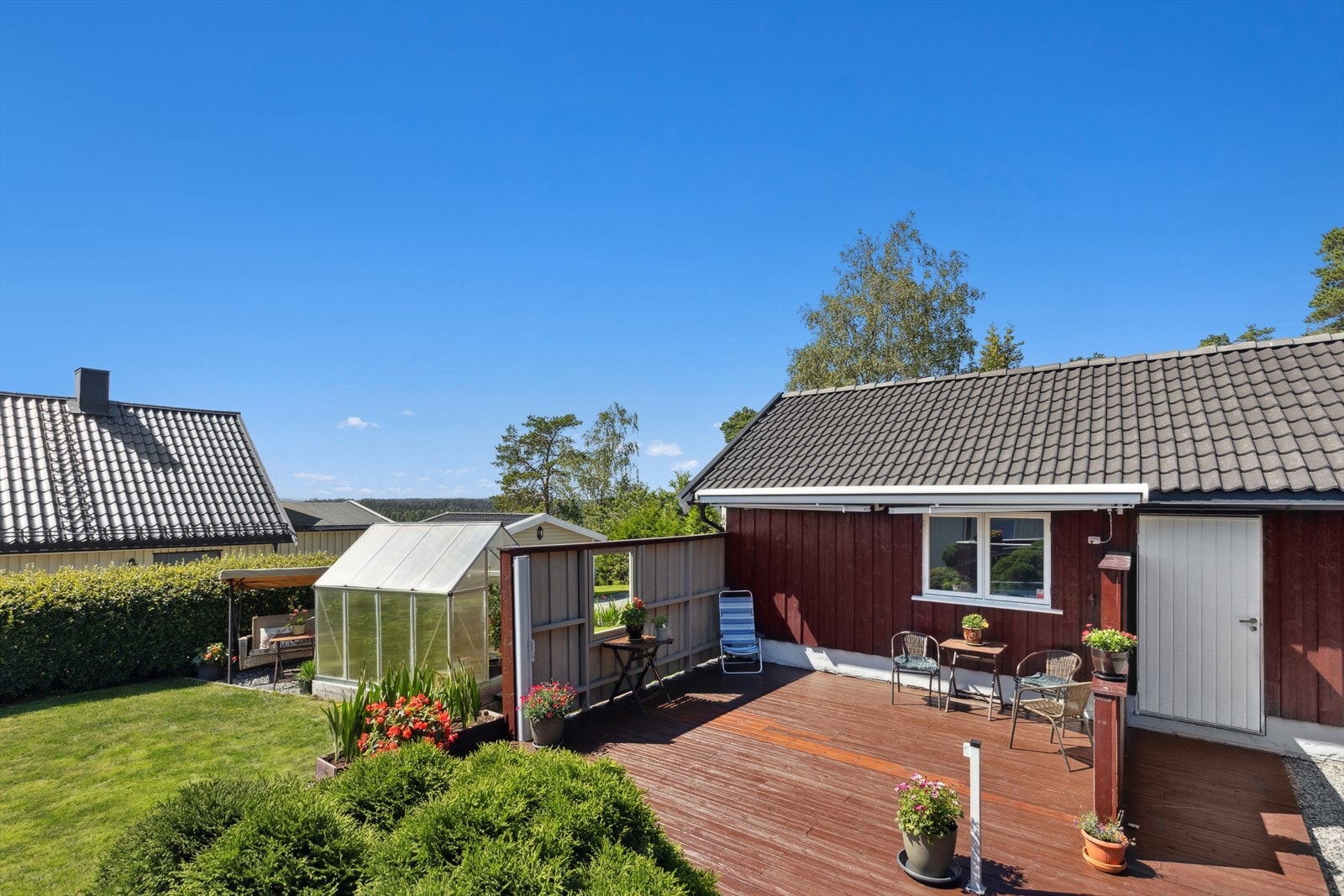 I tillegg er det oppført en frittstående garasje, redskapsbod, samt et drivhus på eiendommen. Galleribilde