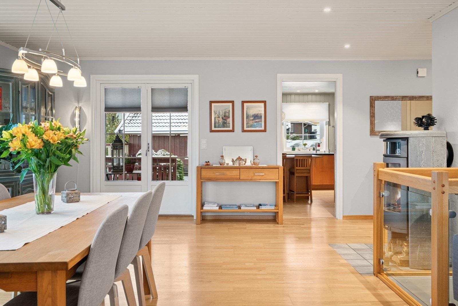 Stuen har parkett på gulvet, dus tidløs farge på vegger, samt malt panel i himling. Galleribilde