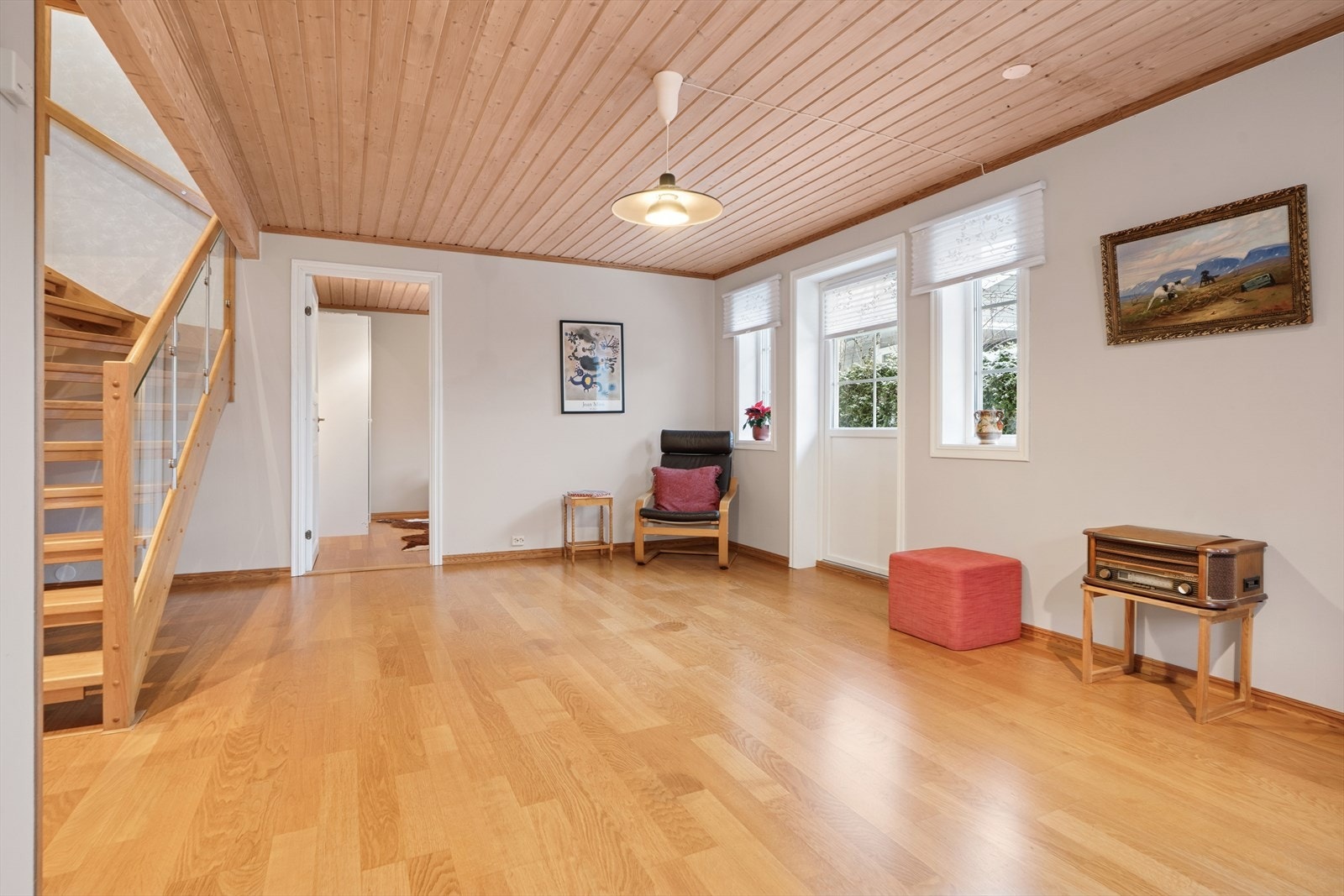 Stor kjellerstue med plass til stor sofagrupppe, TV-møblement og ønsket oppbevaringmøbler. Herfra er det utgang til hagen via balkongdør. Galleribilde