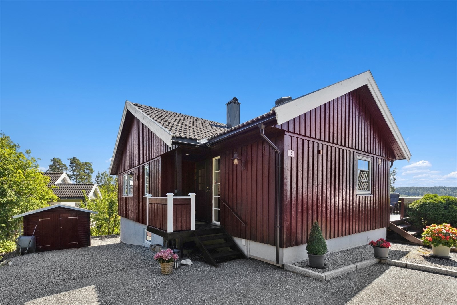 Det er adkomst til boligen fra bakkeplan, og inn i boligens første etasje. Galleribilde