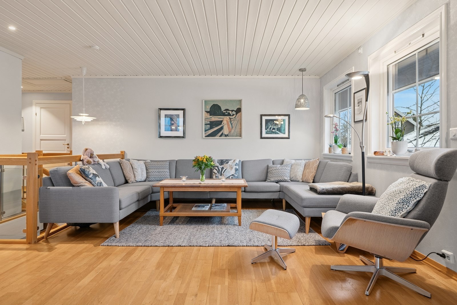 Her er det god plass til en stor sofagruppe. Galleribilde