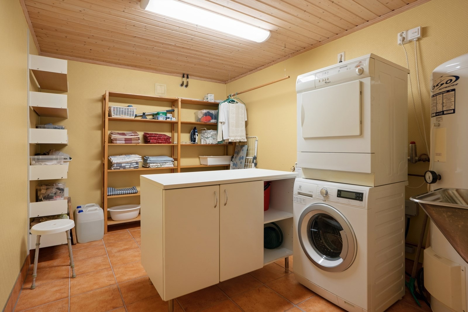 Vaskerommet i underetasjen fra byggeåret har flislagt gulv med vannbåren varme. Rommet er praktisk innredet med en skyllekum og opplegg for vaskemaskin. Galleribilde