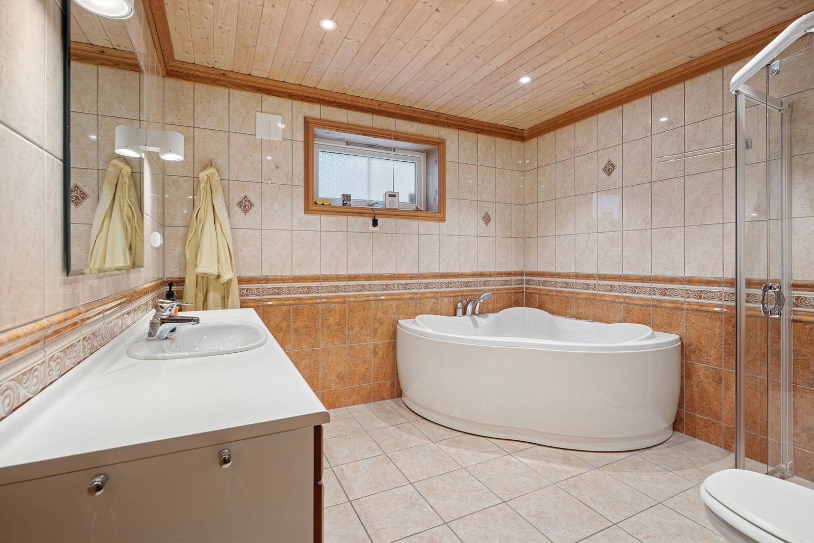 I underetasjen er det et flislagt bad som har vannbåren gulvvarme. Galleribilde